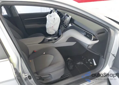 2021 Toyota Camry Le z USA, uszkodzony, nr VIN 4T1C11AKXMU569254